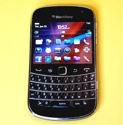 BLACKBERRY BOLD 9900 UNLOCKED QWERTY CELL PHONE BELL TELUS ROGERS FIDO CHATR+++ - Image 1 of 4
