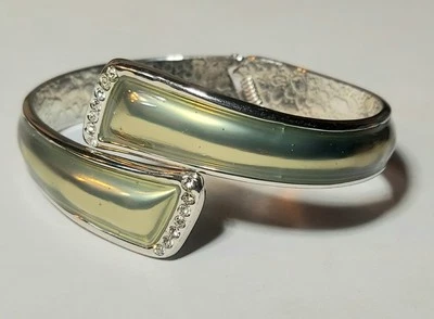 Brazalete brazalete con bisagras esmaltado verde claro Je' Marie firmado Foto 1 de 4