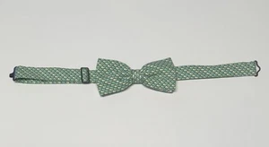 Vineyard Vines Boys Bow Tie Green w Blue & White Whales 100% Silk Pre-tied EUC - Picture 1 of 9