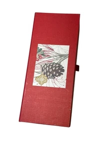Fringe Studio Holiday Candle Set di 4 - Barattoli di Vetro Design Pigna e Bacche in Re - Foto 1 di 10