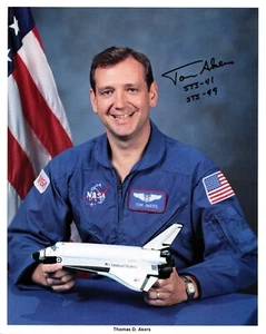 Shuttle Astronaut Thomas D. Akers signiertes Foto - Bild 1 von 1