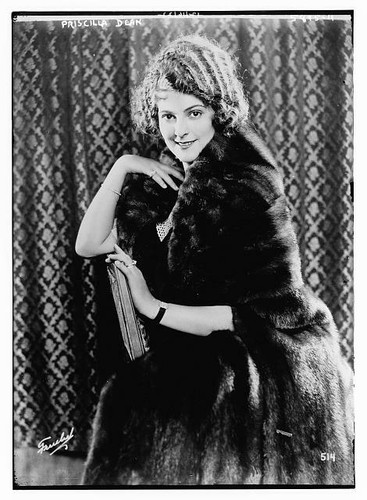 VETEMENTS Priscilla Dean attrice cinematografica silenziosa cappotti di pelliccia abbigliamento sedie servizio notizie bagno