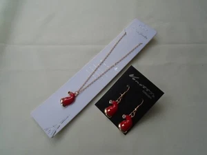 Cute Little Christmas Santa's Hat Drop Earrings And Necklace Set New - Picture 1 of 2