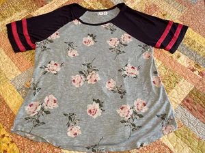 Maurices 24/7 weinrot gestreift Baseball T-Shirt Stil Top Größe Medium grau Blumenmuster - Bild 1 von 11