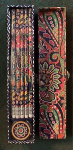 Juego de Caja de Lápiz Vera Bradley Nuevo Cachemira Veneciana con 10 #2 Lápices/Afilador - Imagen 1 de 3