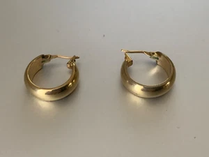 Simple & Elegant Vintage Designer Earrings - Signed Monet - 1cm - Picture 1 of 4