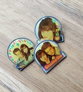 Pin's Serie Beverly Hills 90210 Brenda Brandon Dylan Sensacion De Vivir - Imagen 1 de 6