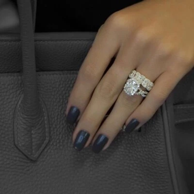 Anillo de compromiso de diamantes de corte esmeralda de 3,00 quilates con acabado de oro amarillo de 14 quilates Foto 1 de 4