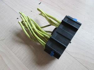 Freightliner Century Main Bottom Electric Connector for Fuse & Relay Box #M261TB - Picture 1 of 7