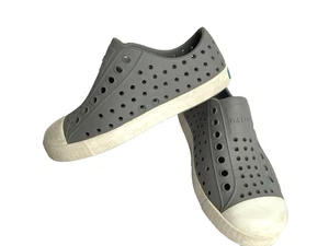 Zapatilla deportiva Native Jefferson Kids sin talla C10 impermeable de goma sin cordones - gris - Imagen 1 de 8