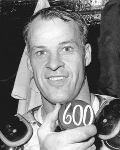 Detroit Red Wings GORDIE HOWE Glossy 8x10 Photo 600th Goal Print Hockey Poster - Picture 1 of 1