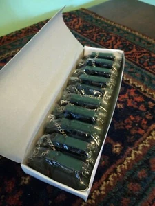 Taschenlampe Feuerzeug Marke Winddicht Nachfüllbar - SCHWARZ - Neu -10 Feuerzeuge Box - Bild 1 von 3