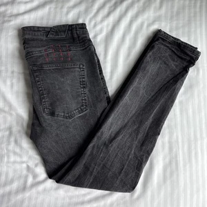 Ksubi Hombre Vaqueros Talla 34 Negro Rojo Cruz Japón Botón Mosca Denim - Imagen 1 de 15