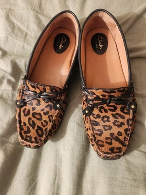 Mocasines de pelo Clarks con estampado de leopardo talla 9 Foto 1 de 4