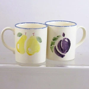 2 x Poole Keramik Dorset Früchte Becher - Birne und Pflaume - 9 cm hoch - Bild 1 von 10