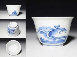 Taza de Sake Guinomi Genroku Era Japonesa Antiguas Imari Teñidas Plantas Onda Azul - Imagen 1 de 4