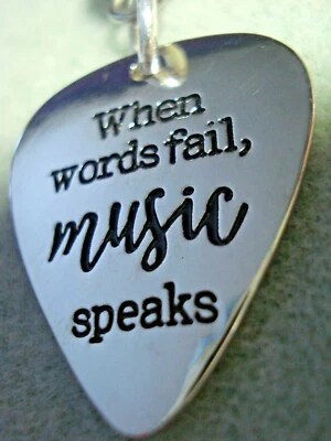 Llavero de estrás de 5 1/4" de largo "Cuando las palabras fallan, la música habla" para llaves y brillo Foto 1 de 4