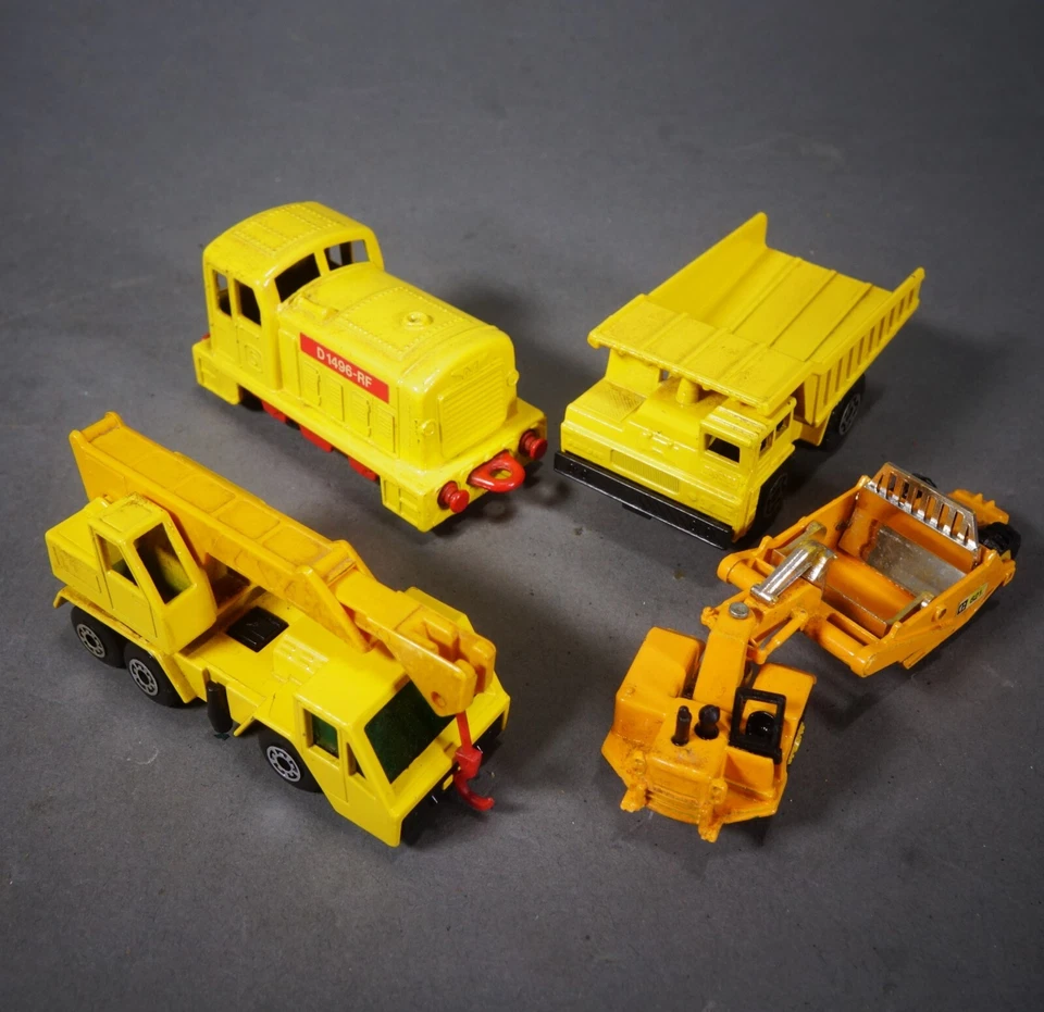 Lote de 4 Equipos de Construcción Juguetes Diecast Grúa, Niveladora, Camión Volquete Foto 1 de 4