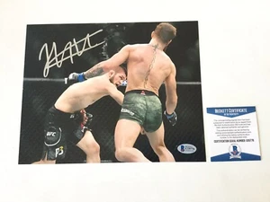 Foto firmada autografiada de Khabib Nurmagomedov 8x10 Beckett BAJO CERTIFICADO DE AUTENTICIDAD The Eagle i - Imagen 1 de 1