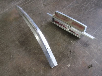 73 74 OLDSMOBILE CUTLASS SUPREME CAPÓ DELANTERO MOLDURA Y EMBLEMA DE COHETE OEM Foto 1 de 4