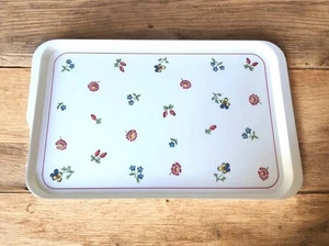 Bandeja para servir melanina Villeroy & Boch Italia 18,5" pequeña flor blanca floral - Imagen 1 de 6
