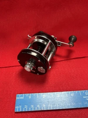 Винтажная черная катушка для заброса приманки 71 Abu Garcia Ambassadeur 5001C гладкая для левой руки BH - Изображение 1 из 4