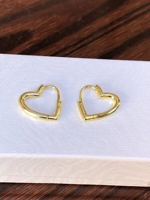 Pendientes de aro Huggie de corazón abierto de plata de ley 925 de oro de 15 mm/12 mm x 1,8 mm Foto 1 de 4
