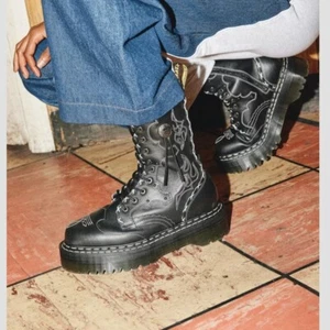 Bota alta Dr Martens nueva con caja Jadon gótica americana occidental vaquero plataforma de cuero 14 - Imagen 1 de 6