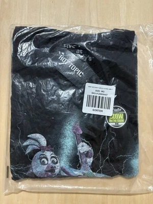 Camiseta mediana FNaF Five Nights at Freddy’s Security Breach Lightning GITD Foto 1 de 4
