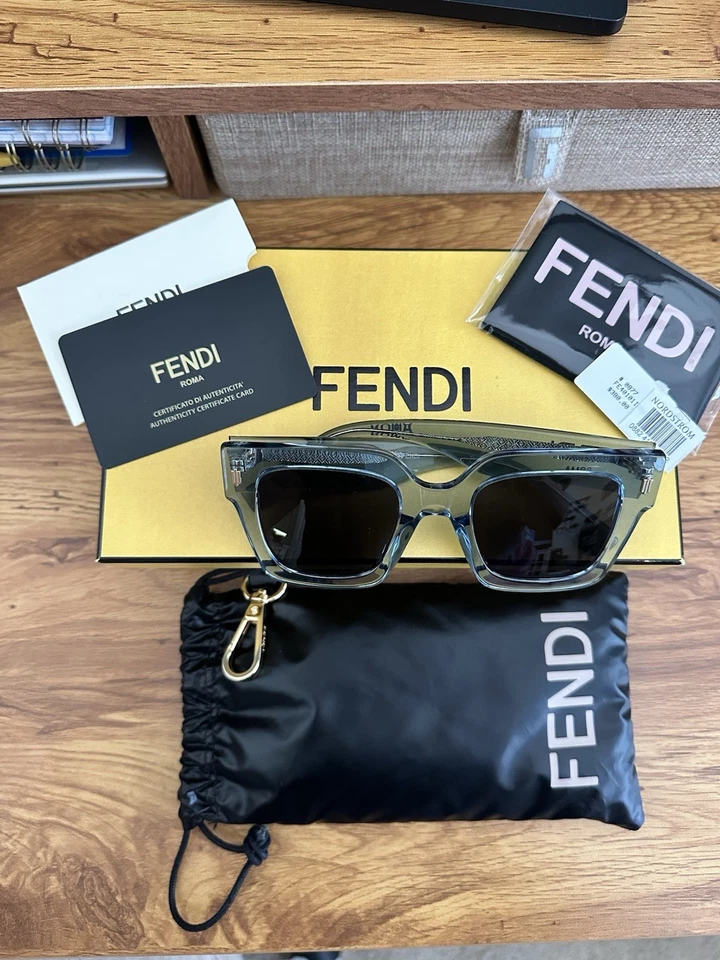 Женские солнцезащитные очки Fendi FE 40100I 90A Trasparent синие/серые квадратные Roma - Изображение 1 из 4