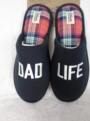 Zapatillas Dluxe by Dearfoams Dad Life negras a cuadros acogedoras sin cordones para hombre Foto 1 de 3