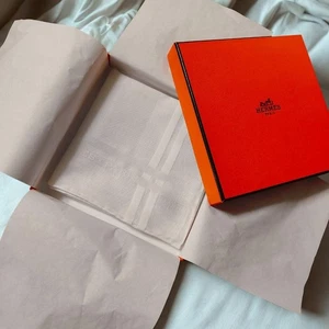 HERMES Baumwolle 100% Taschentuch weiß mit Etikett Karton unbenutzt. - Bild 1 von 3