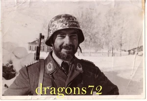Grossfoto 19,5x14 Portrait Offizier Luftwaffe+Stahlhelm+Waffe+Winter Top orig - Bild 1 von 2
