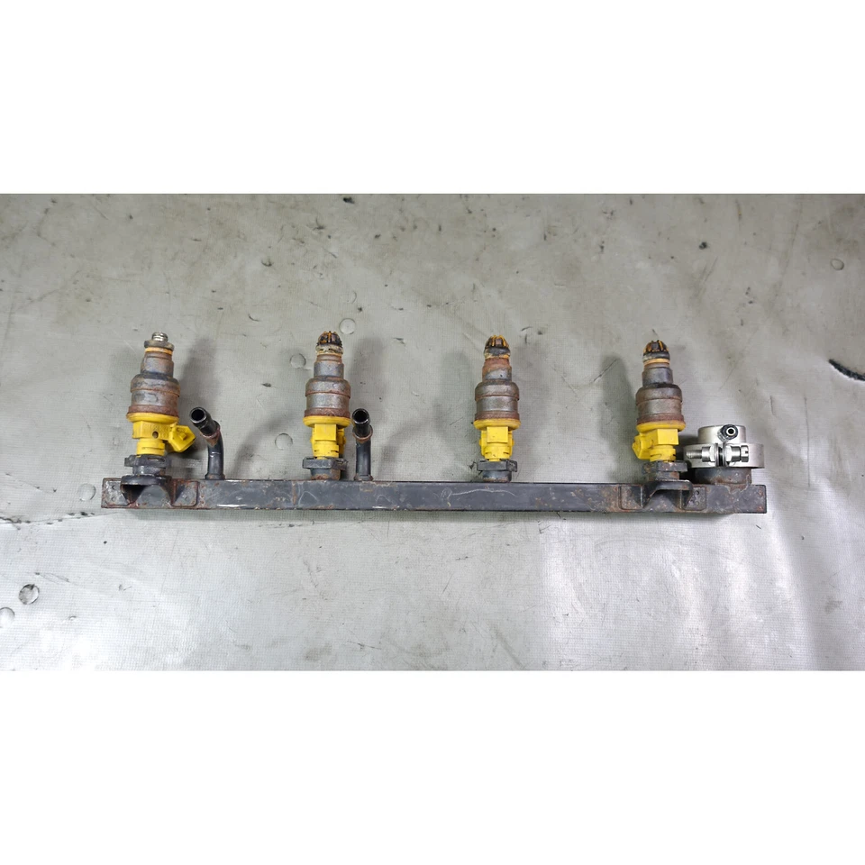 BMW 318 M42 1991-1992 1991-1992 1,8 L 4 cilindros riel de suministro de combustible dañado con inyectores OEM Foto 1 de 4