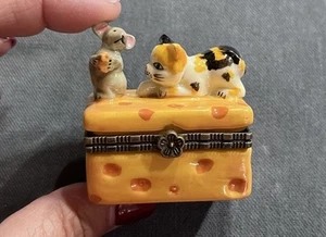 Small Hand-Painted Porcelain Trinket Box Cat Mouse Hinged Collectible Surprise - Imagen 1 de 11
