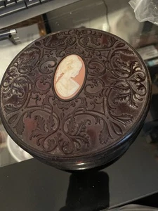 Spolverino polvere vintage anni 70 Avon plastica floreale ambra con cammeo sul coperchio - Foto 1 di 7