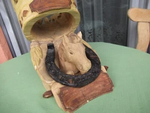 Geschntzter Holz Pferdekopf mit Hufeisen - Bild 1 von 3