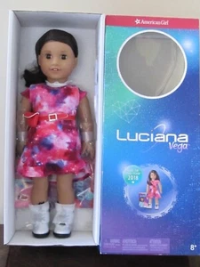 American Girl Goty 2018 Luciana Vega 18" Puppe + Buch Neu im Karton - Bild 1 von 8