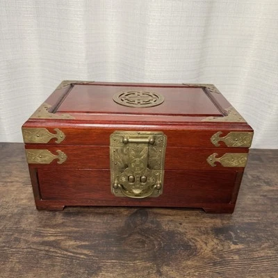 Joyero chino vintage de palo de rosa con herrajes/detalles de latón ornamentado Foto 1 de 4