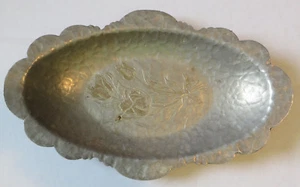 Creación forjada a mano por Rodney Kent pieza de servir ovalada martillada Aliminum floral - Imagen 1 de 5