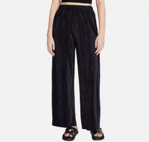 Neu mit Etikett Steve Madden Plisse Damenhose weites Bein, Farbe schwarz, Größe M - Bild 1 von 2