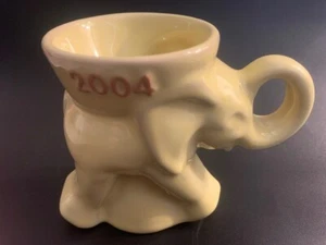 Taza Frankoma 2004 cerámica esmaltada política republicana "GOP" elefante amarillo pálido - Imagen 1 de 8