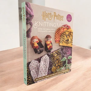 Harry Potter: Knitting Magic: More Patterns from Hogwarts & Beyond Hardcover New - Bild 1 von 6