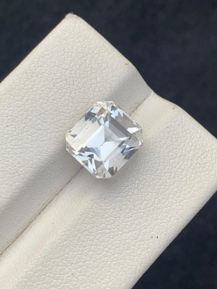 5.20 carats Quartz Faceted Natural Gemstone Emerald cut from Pakistan - Image 1 of 1