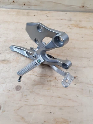 YAMAHA MT MT-09 RN43 Front Right Side Footrest Assy 18 - 20 — 第 1/4 张图片