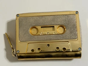 Monedero Fydelity Color Dorado Cinta Cassette 4.25" Largo, Cierre con Cremallera - Imagen 1 de 8