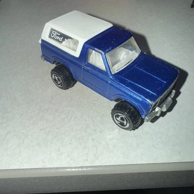 Coche Hot Wheels 1980 vintage azul/blanco Ford Bronco con motocicleta Foto 1 de 4