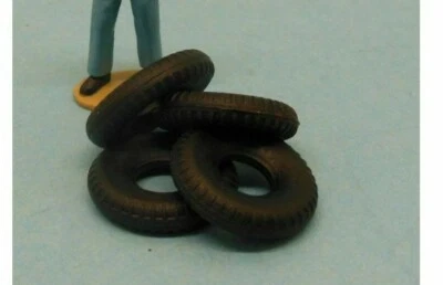 3MJA **839 - 4 pneus noirs striés à bande ronde pour Dinky Toys Talbot Lago 23H