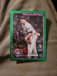 2024 Topps Series 2 Victor Vodnik Green Foil 222/499 Rockies #607 RC - Bild 1 von 2