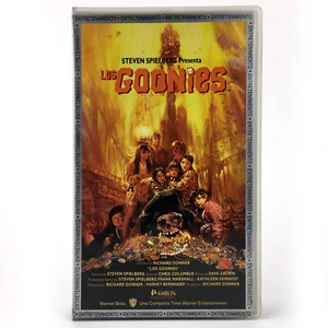 LOS GOONIES STEVEN SPIELBERG SEAN ASTIN COREY FELDMAN JOSH BROLIN PANDILLA VHS - Picture 1 of 2
